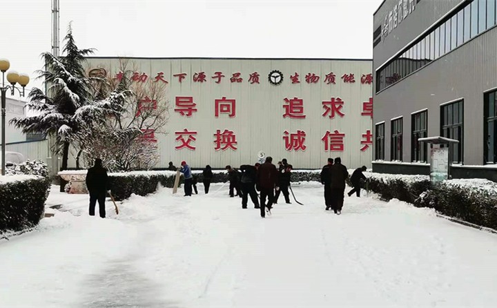 金格瑞顆粒機班組掃雪中.jpg